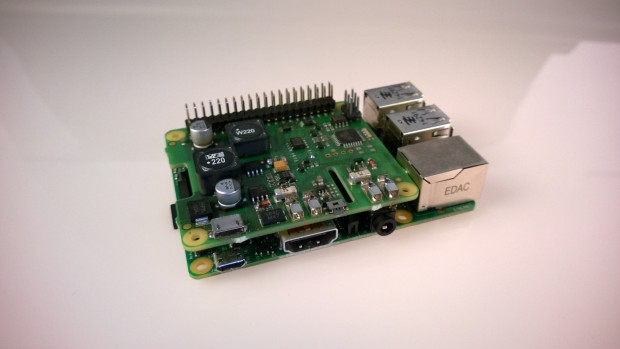 Die PiUSV+ sitzt auch ohne Befestigungen bereits stabiler auf dem Raspberry Pi. (Foto: Alexander Merz/Golem.de)